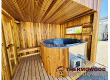 Sauna mit holzbefeuertem Whirlpool, dem Sauna Hot Tube (Sauna-Whirlpool), von Thermowood Production